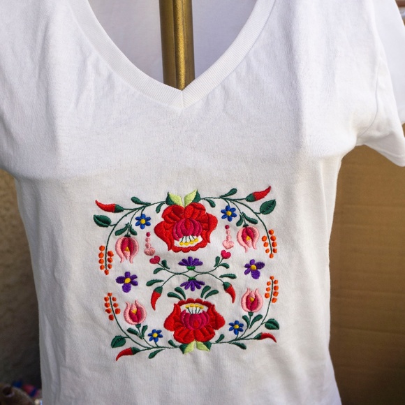 Embroidered Woman T-shirt with hungarian Kalocsa Flower design - Picture 5 of 8